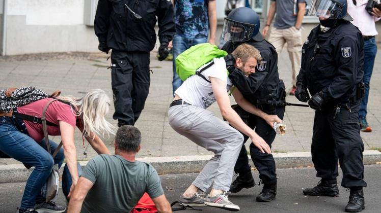 Weil einige Demonstrationen nicht erlaubt waren, räumt die Berliner Polizei einige Versammlungsstellen.
