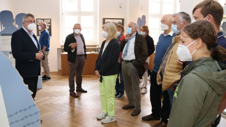 Vier Mal führte Museumsleiter Dr. Andreas Eiynck (links) jeweils zehn Besucher durch die aktuelle Sonderausstellung „Entscheidungen 1933 bis 1945“. Sie dokumentiert vielfältig die Zeit des Nationalsozialismus in Deutschland und den Niederlanden.