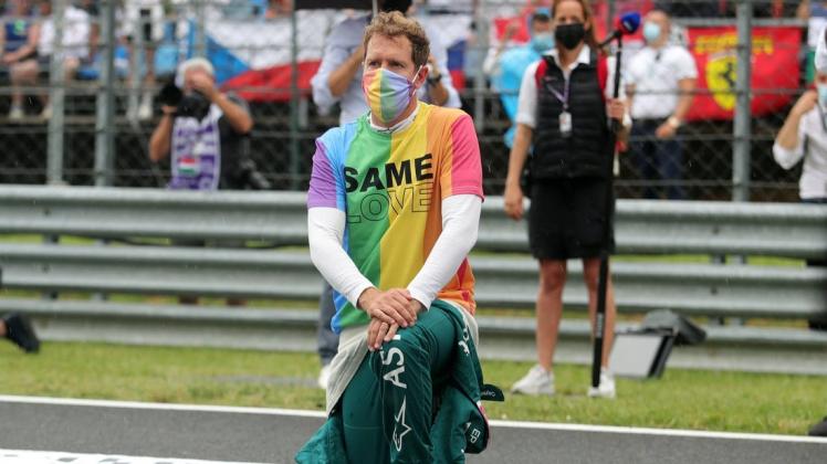 Sebastian Vettel kniet bei der Hymne in Ungarn und posiert in den Farben der Queer-Community.