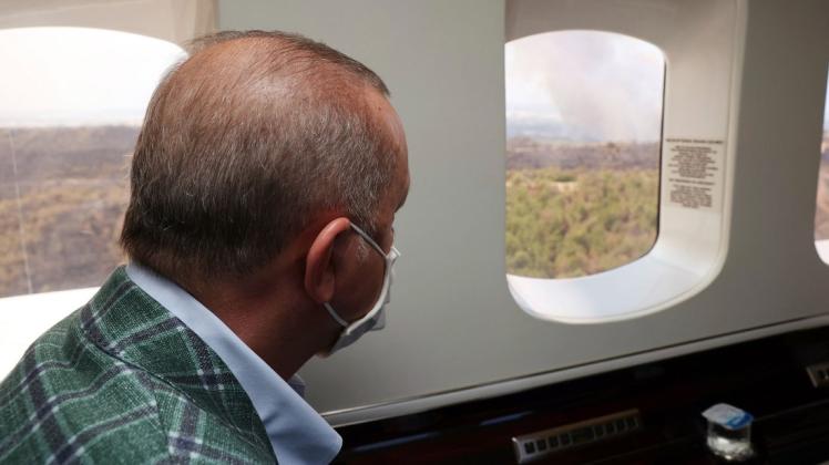 Recep Tayyip Erdogan, Präsident der Türkei, überfliegt das Waldbrandgebiet. Später fuhr er im Bus durch eine betroffene Stadt.