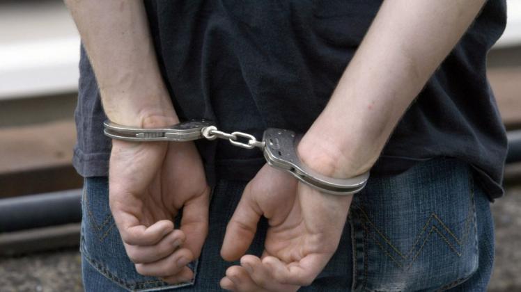 In Lingen ist ein 20-jähriger Mann zu einer Bewährungsstrafe verurteilt worden, nachdem er unter anderem seine Eltern bestohlen hatte.