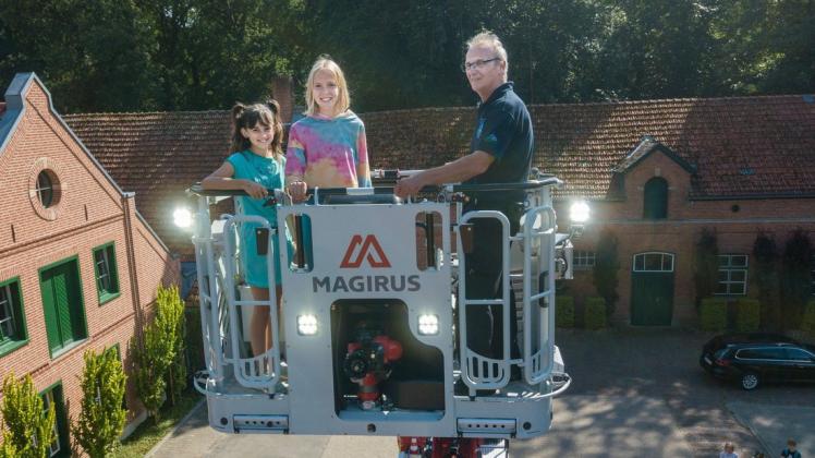 Hoch hinaus sind Maja-Sophie und Marie-Louise Knautz gemeinsam mit Feuerwehrmann Tim Hermes auf der Drehleiter gefahren.