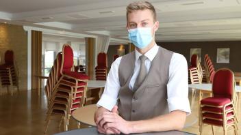 Robin Kleine ist froh, dass im Saal des Airfield Hotels und Restaurants in Ganderkesee wieder gefeiert werden kann. Doch sollte die Maske bei Feiergesellschaften wieder zur Pflicht werden, sieht er den Betrieb in Gefahr.