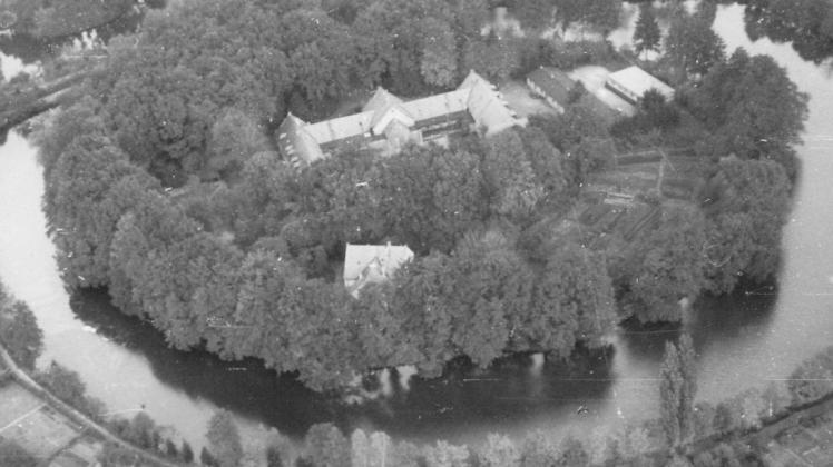 Die Burginsel aus der Vogelperspektive, aufgenommen 1955.