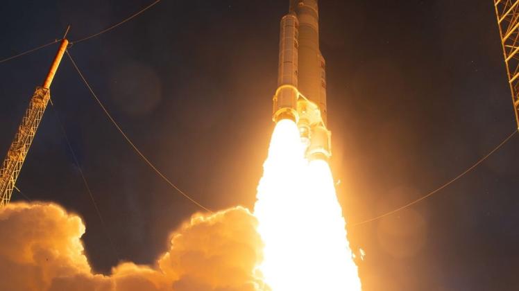 Der neue Telekommunikationssatellit „Eutelsat Quantum“ startet an Bord einer Ariane-5-Trägerrakete ins All.