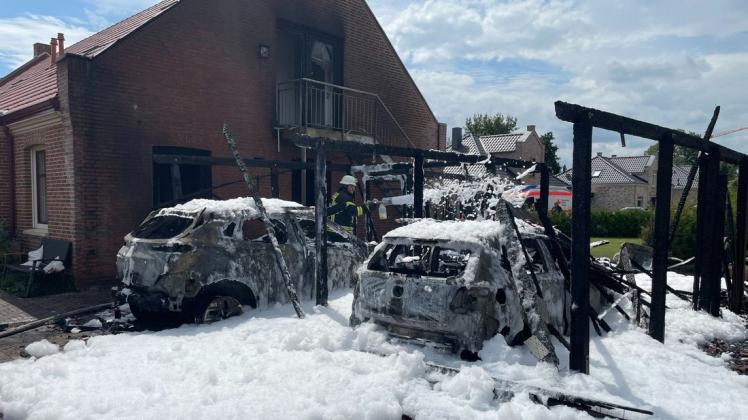 Die beiden Autos wurden bei dem Brand in Rhaudermoor völlig zerstört.