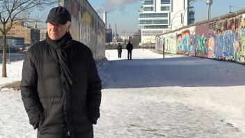 Grenzenlos: Armin Mueller-Stahl zwischen Resten der Berliner Mauer.