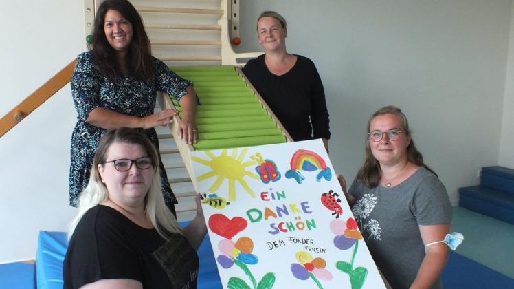 Sie alle freuen sich über die fortschreitende Sanierung des Familienzentrums: Melanie Kizinna und Astrid Stöcker vom Förderverein (hinten von links) sowie Einrichtungsleiterin Corinna Voigt und Carina Forstmann vom Förderverein (vorne von links) im Bewegungsraum.