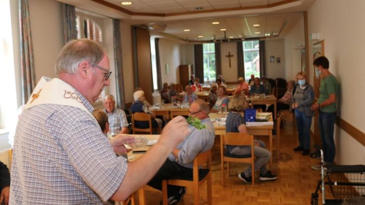 Pfarrer Heiner Mühlhäuser segnete die vergrößerte Küche und betete mit den Senioren in Bawinkel, bevor das Mittagessen im Alten Pastorenhaus serviert wurde.