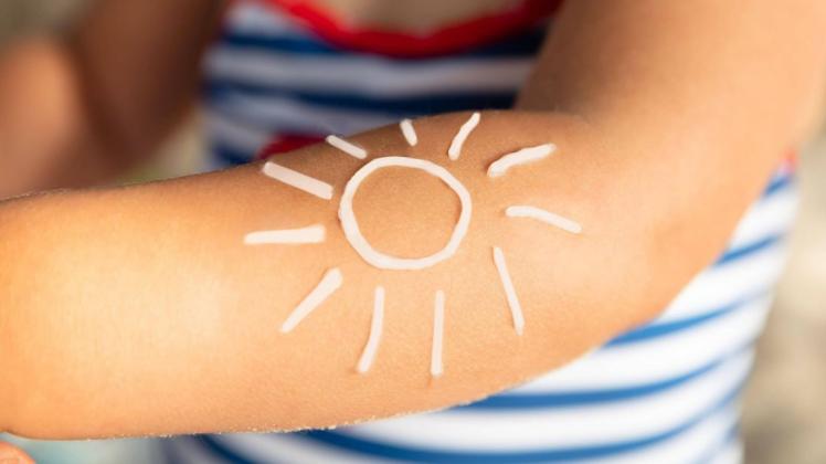 Welche Sonnenschutzmittel können im Test von Stiftung Warentest überzeugen? Wir stellen die Testsieger vor. (Symbolbild)