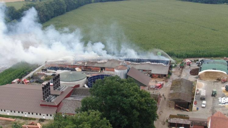 Im Bramscher Ortsteil Epe hat ein Schweinestall gebrannt. 120 Feuerwehrleute sind im Einsatz.