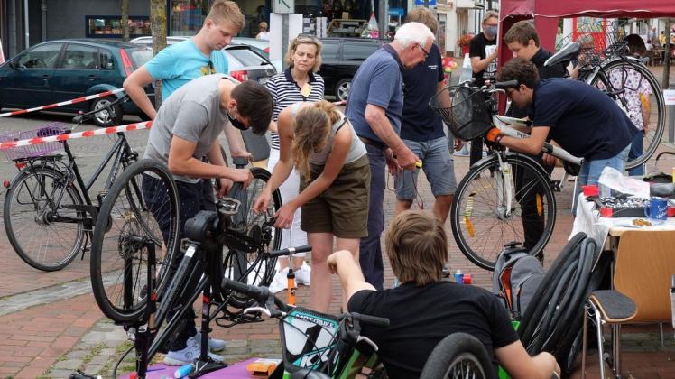 Schon im Sommer 2020 luden die freiwilligen Helfer des Flicken-Cafés nach einer ersten Corona-Pause zum Neustart auf dem Münsterplatz ein. Nicht nur die Ehrenamtlichen der Fahrradwerkstatt hatten dabei alle Hände voll zu tun (Archivbild).