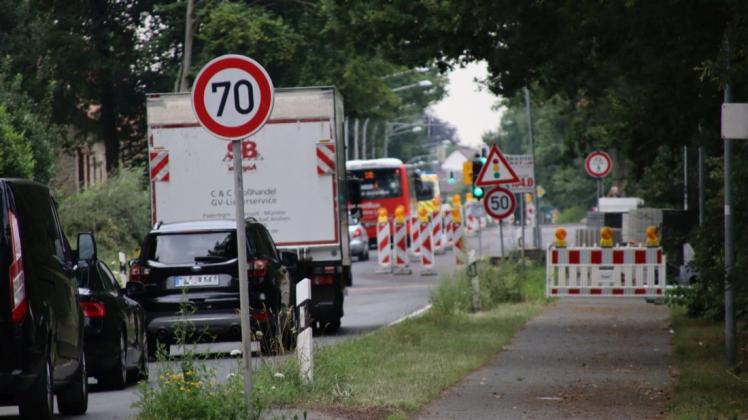 Am Samstag ist die Vollsperrung der Osnabrücker Straße aufgehoben worden. Den Verkehr regelt jetzt wieder eine Baustellenampel.