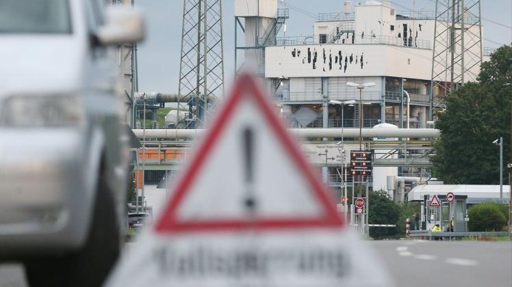 Nach dem verheerenden Brand im Leverkusener Chempark wird die Bevölkerung vor den Folgen der Rauchentwicklung gewarnt.