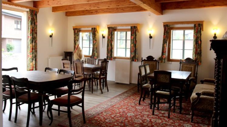 Die rund 100 Jahre alten Möbel von einem Borgloher Bauernhof schaffen im Mehrzweckraum des Spritzenhauses ein stimmungsvolles Ambiente.
