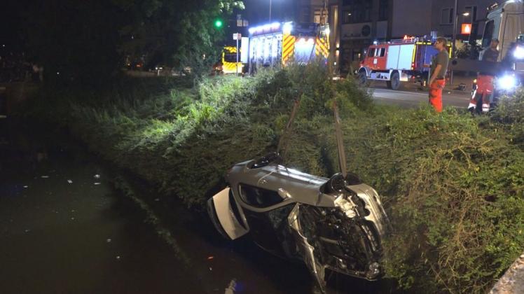 Ein 23-Jähriger ist mit seinem Auto in Oldenburg in den Fluss Haaren gestürzt.