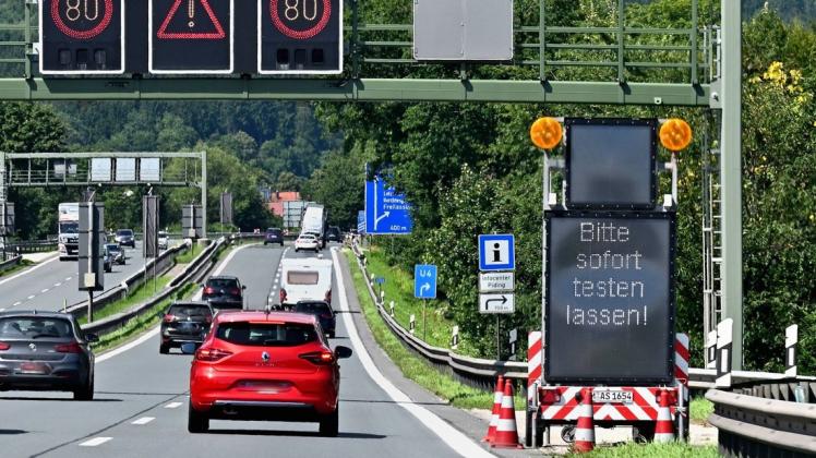 Verschärfte Regeln für Reiserückkehrer: Hinweistafel an der Autobahn A8 am Walserberg mit der Aufforderung, nach der Einreise aus Österreich nach Deutschland einen negativen Coronatest zu haben oder sofort der Testpflicht nachzukommen.