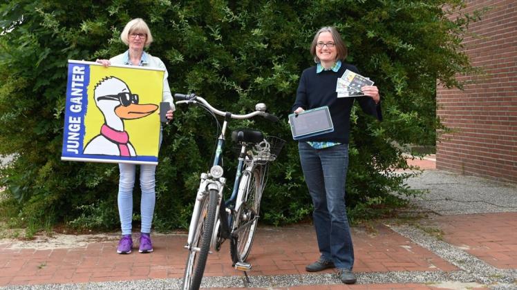 Büchereileiterin Sigrid Kautzsch und Wirtschaftsförderin Christa Linnemann (von links) stellen die neu Radtour "Der Weg der Nachricht" vor.
