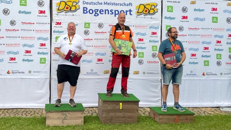 Der Delmenhorster Bogenschütze Jens Liebich (links) holte sich bei der Deutschen Meisterschaft "Feldbogen" in der Disziplin Blankbogen den zweiten Platz. Den Sieg sicherte sich Peer-Thorsten Prues (SK Stelle), Platz drei belegte Rene Baier (SG Weißenhorn).