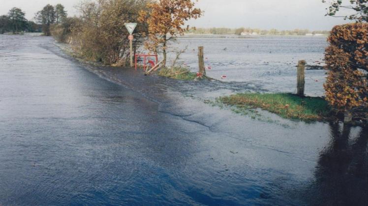 Hochwasser: In Adelheide und Schlutter waren die Wiesen entlang der Delme im Jahr 1998 überflutet. In diesem Bereich entstand dann Jahre später das Rückhaltebecken, das Delmenhorst vor derartigen Hochwasserkatastrophen schützen soll. (Archivfoto)