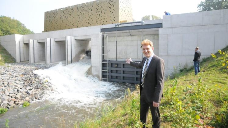 Im Jahr 2014 ging das Schöpfwerk in Betrieb. Oberbürgermeister Dieter Krone freute sich über eine gelungene Demonstration: Der aufgestaute Mühlenbach entließ in diesen Sekunden die Wassermassen in Richtung Fluss.