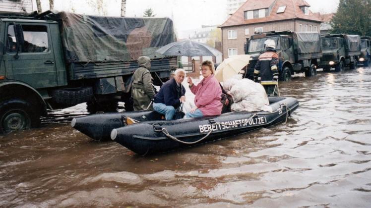 Diese Situation war kaum vorstellbar: Mit Schlauchbooten wurden die Anwohner im Jahr 1998 über die Rudolf-Königer-Straße gebracht. (Archivfoto)
