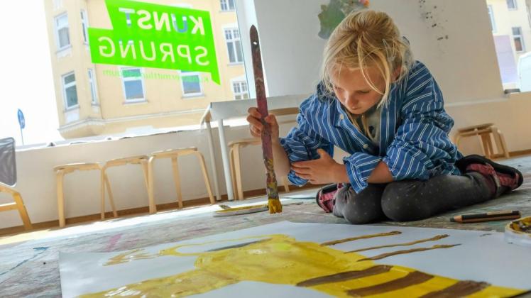 Spielwiese für die Kunst: Die achtjährige Ava im neuen Kunstvermittlungsraum „Kunstsprung“ an der Martinistraße.