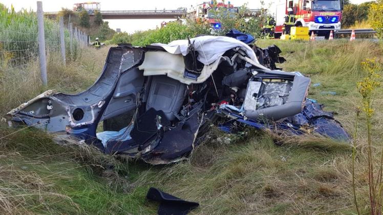 Nur Trümmer blieben von diesem BMW übrig, in dem am Donnerstagabend ein Autofahrer aus Duisburg ums Leben kam.