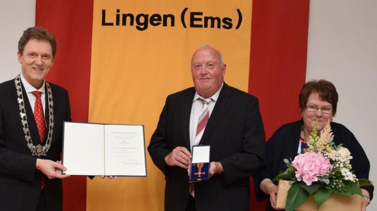 Das Verdienstkreuz am Bande des Verdienstordens der Bundesrepublik Deutschland überreichte (von links) Oberbürgermeister Dieter Krone an Alfons Acker und dankte zugleich dessen Ehefrau Gunhilde für die jahrzehntelange Unterstützung.