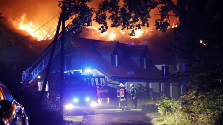 Dachstuhl in Vollbrand: Am Sonntagmorgen ist ein Mehrfamilienhaus in Jeggen in Brand geraten.
