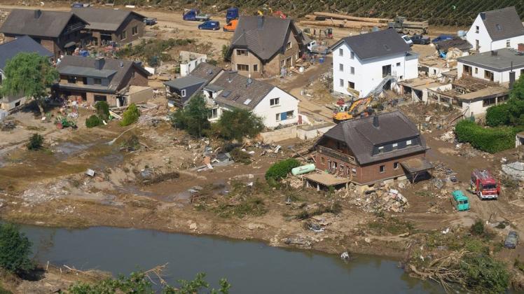 Rettungskräfte sind nach dem Hochwasser in Marienthal in Rheinland-Pfalz im Einsatz.