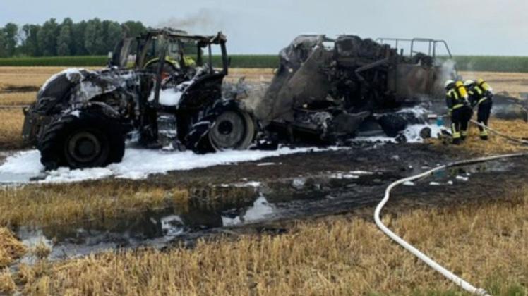 Bei einem Feuer auf einem Feld in Bad Rothenfelde ist am Samstag ein landwirtschaftliches Gespann ausgebrannt.