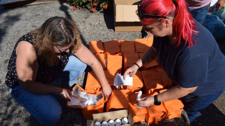 Einige der gesammelten Spenden wurden zu handlichen Kits zusammen gepackt. Diese enthalten die üblichen Bestandteile einer Hausapotheke.