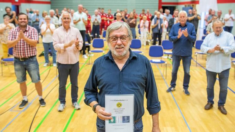 Mit viel Applaus wurde Helmut Brüwer (Mitte) beim TSV Wallenhorst aus seinen offiziellen Ehrenämtern verabschiedet.