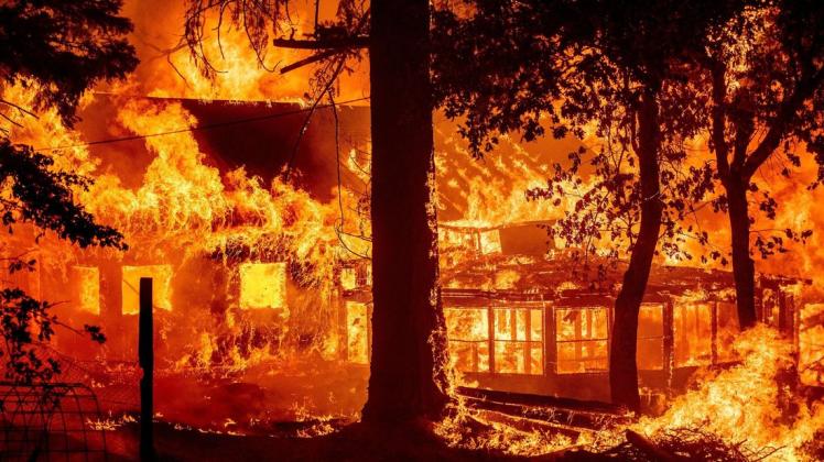 Die Flammen des Feuers fressen sich durch ein Haus in der Gemeinde Indian Falls im Plumas County, Kalifornien. Das Feuer zerstörte mehrere Wohnhäuser, als es sich durch die Gegend zog.