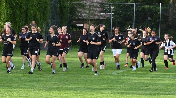 Die Spielerinnen des Fußball-Regionalligisten TV Jahn Delmenhorst befinden sich inmitten der Vorbereitungsphase..
