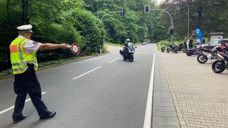 Der Polizist Heiner Kröger winkt auf der Bergstraße die Motorradfahrer heraus – aber nicht für Bußgelder.