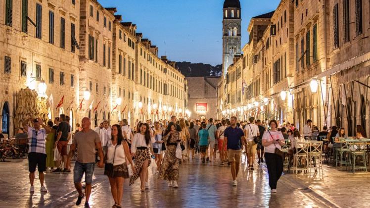Die Altstadt von Dubrovnik ist ein Touristenmagnet. In Kroatien läuft die Sommer-Saison auf Hochtouren, doch auch hier steigen die Corona-Zahlen wieder.