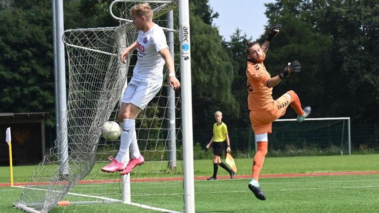 Ball im Netz: Hudes Ingmar Peters erzielte am Wochenende gegen den TuS Komet Arsten um Torwart Robert Raepke zwei Treffer. Der FC Hude siegte 4:2.