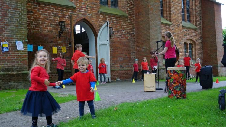 Eine Mischung aus Singen, Tanzen und Lachen: die Kids mit Pfiff beim ersten Sommersingen vor der Heiligenroder Klosterkirche.