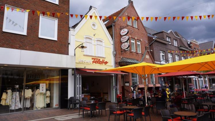 Das Gebäude am Markt in Meppen, in dem sich noch bis Ende 2021 das Eiscafé Feletto befindet, soll abgerissen werden.