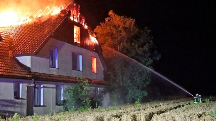 Ein Mehrfamilienhaus war am frühen Sonntagmorgen in Bissendorf-Jeggen in Brand geraten. Laut Polizei ist das Gebäude einsturzgefährdet.
