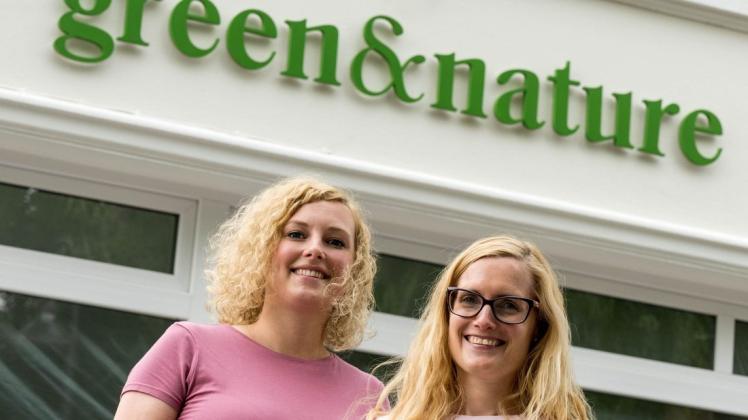 Sind von ihren CBD-Produkten überzeugt: Meilin Schröder (links) und Nina Knäuper von "green&nature" .