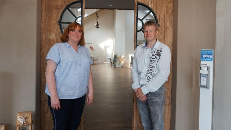Einen alten Bauernhof im Ortskern Neubörgers bauen Stephanie und Ingo Sebers zurzeit zu einem Areal für Seniorenwohnen und Pflege um. Mit ihrer Tagespflege ist der erste Bauabschnitt nun fertiggestellt. Einen alten Bauernhof im Ortskern Neubörgers bauen Stephanie und Ingo Sebers zurzeit zu einem Areal für Seniorenwohnen und Pflege um. Mit ihrer Tagespflege ist der erste Bauabschnitt nun fertiggestellt.