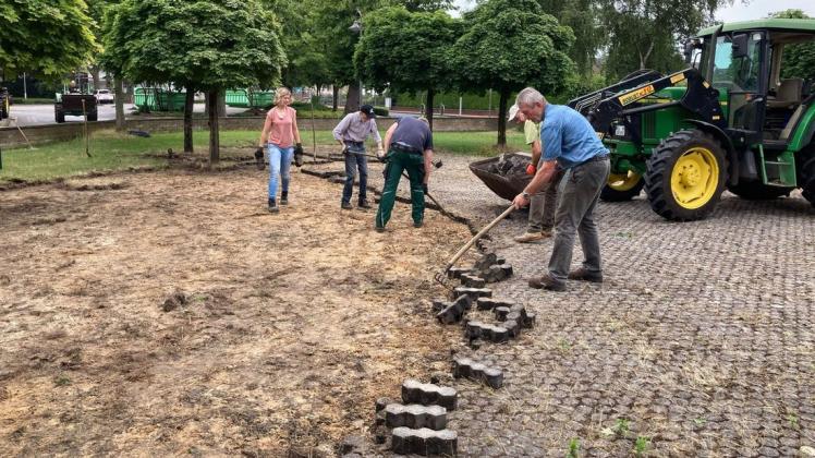 Um den Kirchplatz in Spelle neu gestalten zu können, musste vorweg die alten Pflastersteine aufgenommen werden.