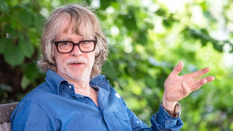 Helge Schneider, Musiker, im Gespräch in seinem Garten. (Archiv) Helge Schneider, Musiker, im Gespräch in seinem Garten. (Archiv)