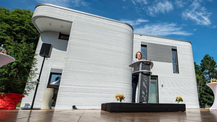 NRW-Bauministerin Ina Scharrenbach (CDU) bei der Einweihungsfeier vor Deutschlands erstem 3D-Druckhaus.