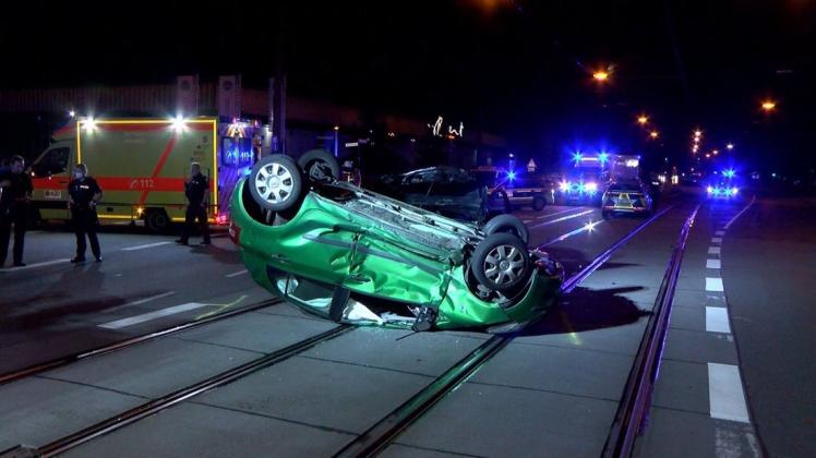 Durch den Aufprall überschlug sich das voll besetzte Auto eines 46-Jährigen und landete auf dem Dach.