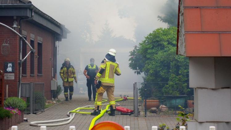 Ein Gartenhaus stand am Dienstagmorgen in Delmenhorst in Flammen.