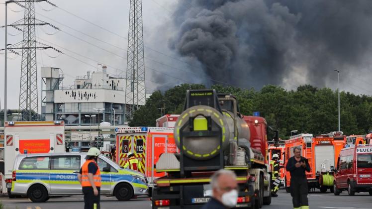 Nach der Explosion im Chempark waren Feuerwehr, Rettungskräfte und Polizei im Großeinsatz.